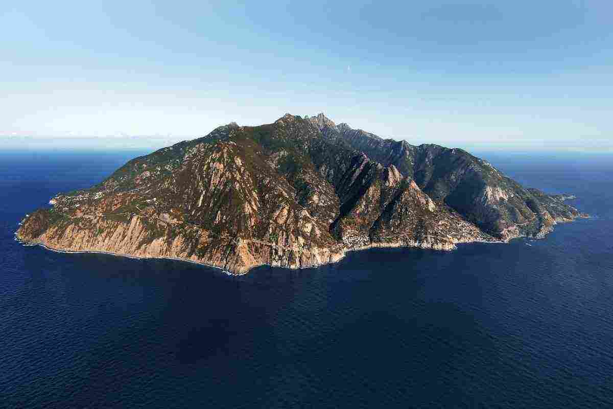 Situata all’interno dell’Arcipelago Toscano, questa isola di appena 10,4 chilometri quadrati, circondata da un perimetro costiero di 16 chilometri