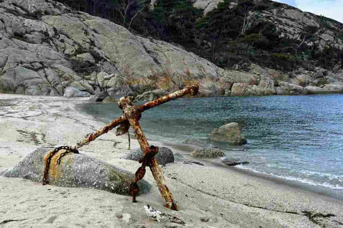 Oltre alla ricchezza letteraria, Montecristo custodisce testimonianze storiche e paesaggi unici. Tra le attrazioni principali