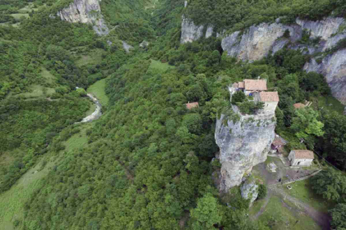 Questo pilastro, noto come “Pilastro della Vita”, rappresenta un raro esempio di ascetismo