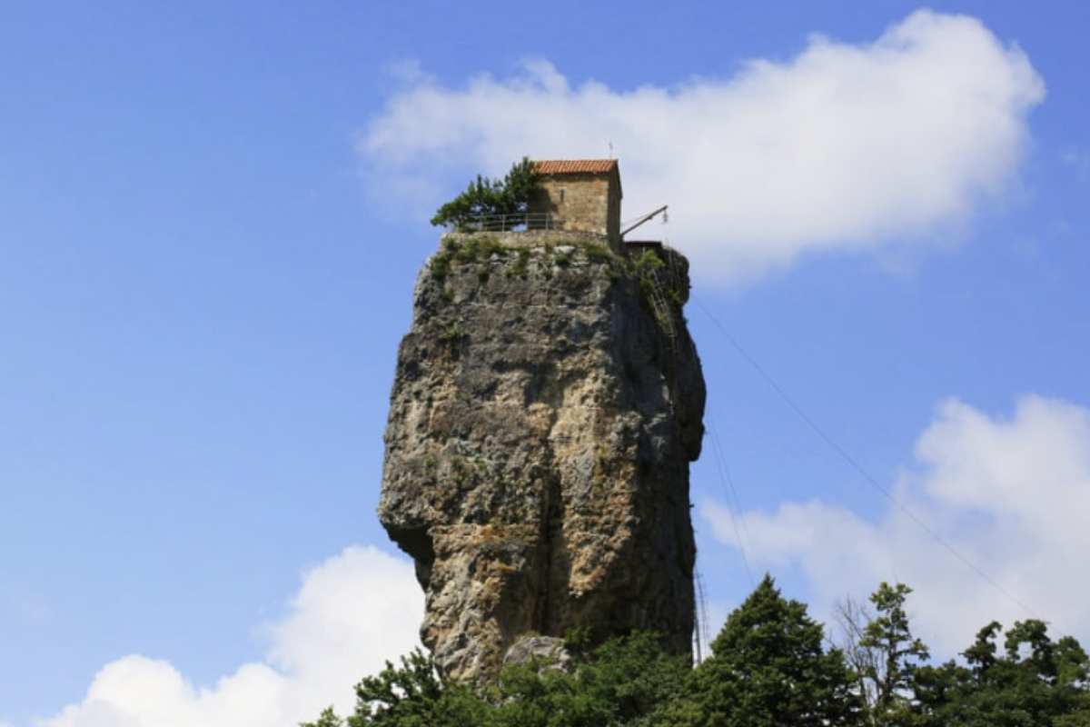 La domanda più frequente tra i visitatori è se sia possibile salire sulla sommità del pilastro. La risposta è netta